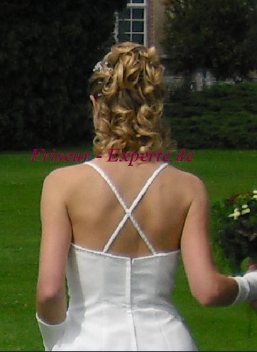 Hochsteckfrisur Locken Hochzeitsfrisur Blond Offenehaare Bild Frisurenbild Gesträhnt  Brautfrisur von hinten mit Locken, für schulterlanges Haar