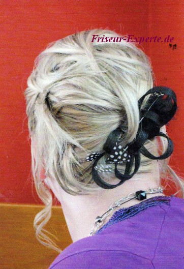 Brautfrisur-Hochsteckfrisur-blond-gesträhnt-schulterlange-Haare-mit-Haarschmuck