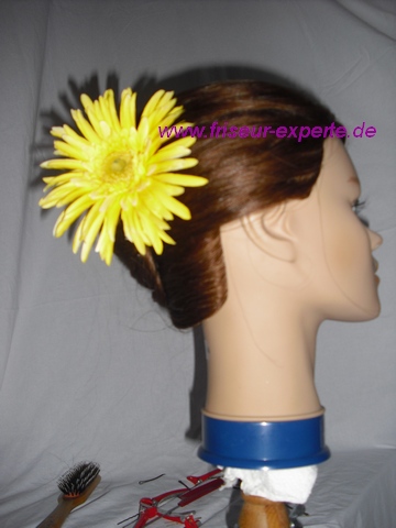 Banane-Hochsteckfrisur-Accessoire-gelbe Blume-Frühlingsblume-von der Seite
