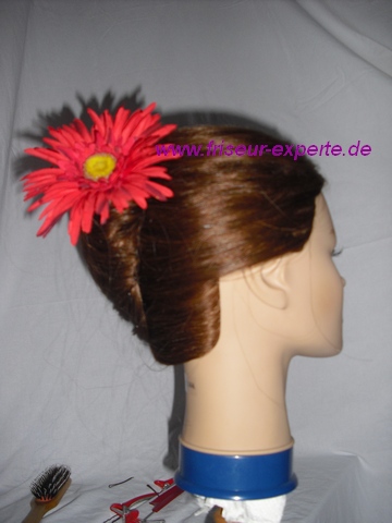 Banane-Hochsteckfrisur-Sommerblume-Frühlingsblume-rote blüte-von der Seite-Accessoire