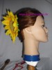 Banane-Hochsteckfrisur-Sonnenblume-Herbstfrisur-Accessoire-Spätsommerfrisur Hochsteckfrisur Banane mit Sonnenblumen Verzierung als Accessoire