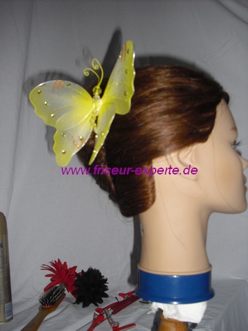 Banane-Hochsteckfrisur-Steckfrisur-gelber Schmetterling-AccessoireSchmetterling-von der Seite-Frühlingsfrisur