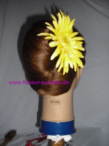 Banane- Hochsteckfrisur-gelbe Frühlingsblume-von hinten-Accessoire