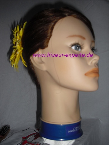 Banane-Hochsteckfrisur-von vorne-Frühlingsblume-gelbe -BlumeAccessoire