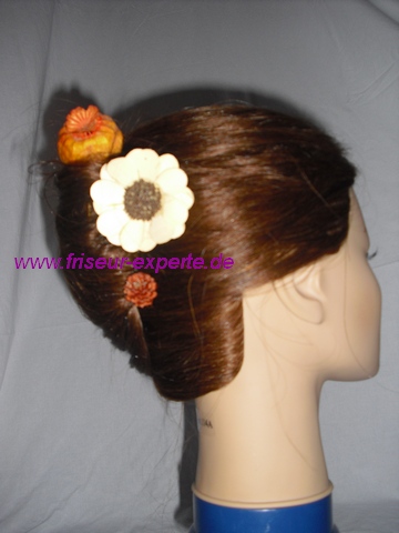 Banane-Steckfrisur-frisur-orange-creme-Herbst Accessoire