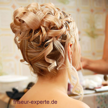 05 Galerie Bild Hochzeit 2011 Hochsteckfrisur bruenettes Haar Brautfrisuren 2011   Trends   Hochzeitfrisuren 2011   Hochsteckfrisuren   Galerie