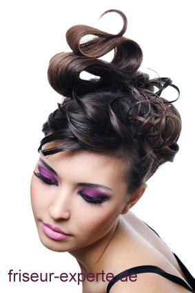 http://www.friseur-experte.de/content/friseur-bilder/2011/04/Fantasievolle-kunstvolle-Hochsteckfrisur-Hair-Art-Design.jpg