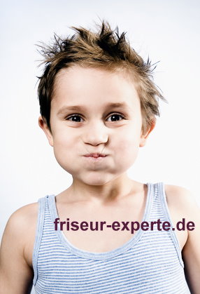 Kinderfrisur Junge mit frechem Haarschnitt Musterfoto