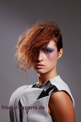 Extravagante punky Frisur - futuristischer Look