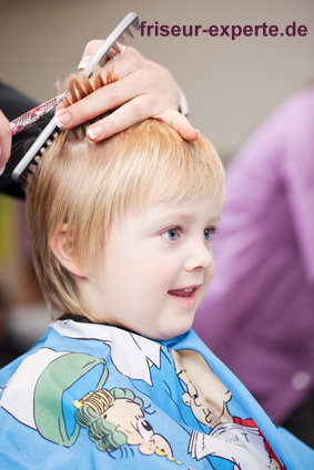 kleiner junge beim Kinderfriör