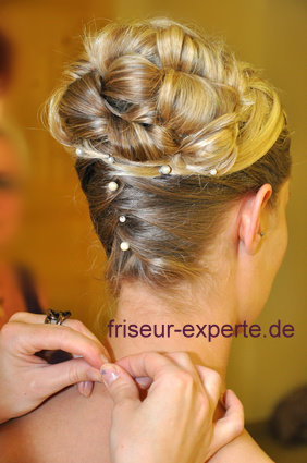 Hochzeitsfrisur mit Perlenschmuck