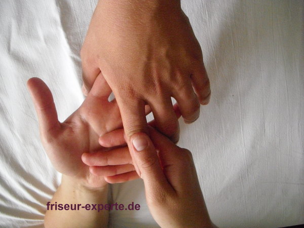  Handmassage Anleitung mit Bildern: Beschreibung einer Handmassage für das Friseurhandwerk (Tutorial)