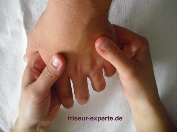  Handmassage Anleitung mit Bildern: Beschreibung einer Handmassage für das Friseurhandwerk (Tutorial)