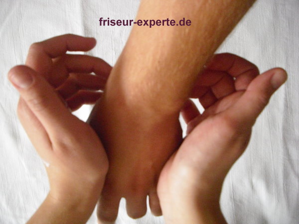  Handmassage Anleitung mit Bildern: Beschreibung einer Handmassage für das Friseurhandwerk (Tutorial)