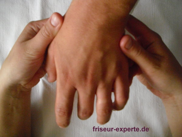  Handmassage Anleitung mit Bildern: Beschreibung einer Handmassage für das Friseurhandwerk (Tutorial)