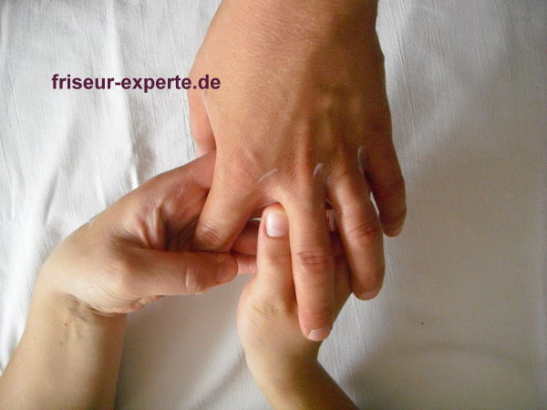  Handmassage Anleitung mit Bildern: Beschreibung einer Handmassage für das Friseurhandwerk (Tutorial)