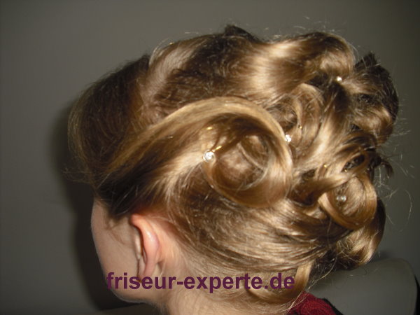  Hochsteckfrisur für feines blondes Haar – Volumen hinten mit Haarkissen