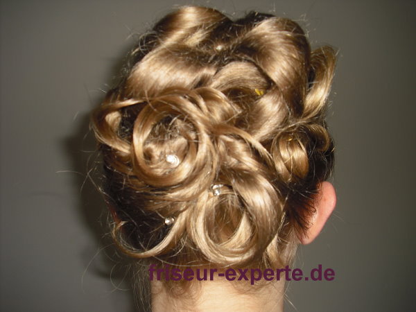  Hochsteckfrisur für feines blondes Haar – Volumen hinten mit Haarkissen