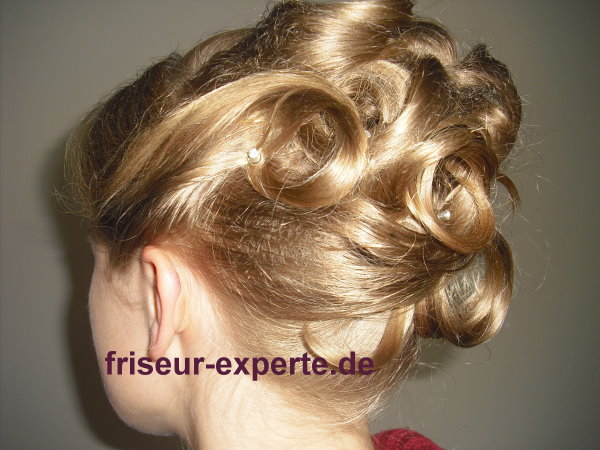  Hochsteckfrisur für feines blondes Haar – Volumen hinten mit Haarkissen