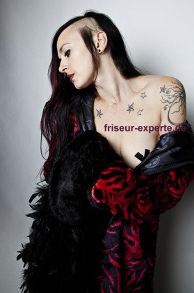 Gothic Frau mit Undercut Frisur lange Haare Gothic Frisuren   Ein trendiger Auftritt für Frauen und Männer im Gothic Style