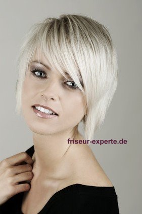 sexy Girl schraeger glatter Pony gesträhnt Ponyfrisuren 2012   mit Stirnfransen Gesicht betonen: schräg oder gerade?