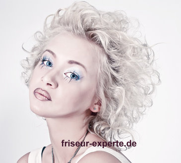 Naturlocken blond hellblond platinblond Marilyn Monroe Style blonde Naturlocken im Marilyn Monroe Style