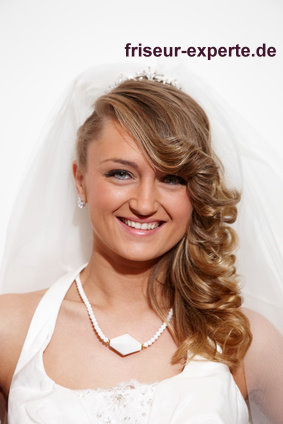 romantische Hochzeitsfrisur Brautfrisur asymmetrisch gestaltet Aussenwelle mittellange Haare Hochzeitsfrisur / Brautfrisur asymmetrisch gestaltet mit Außenwelle für mittellanges Haar