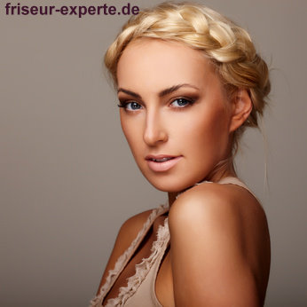 romantischer haarkranz langes blondes haar wedding frisur Romantischer Haarkranz für langes blondes Haar – Wedding Tipp!