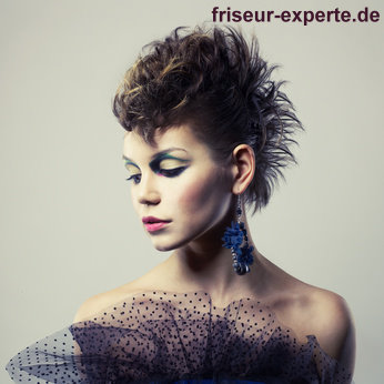 Punk Frisur 80er Jahre frisierter Irokese Punk Frisur der 80er Jahre: frisierter Irokese