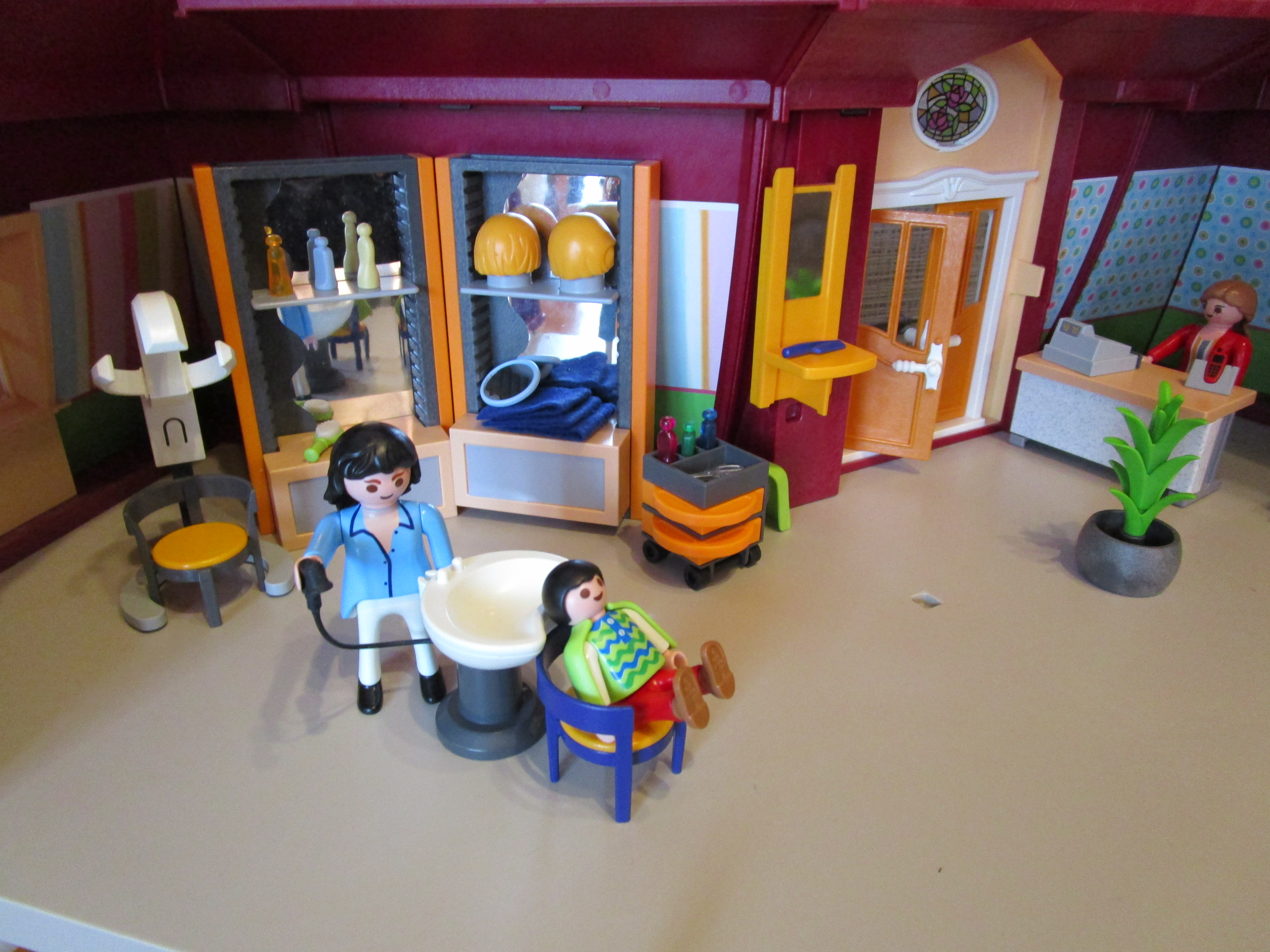 Playmobil 4413 Friseursalon aufgebaut Haare waschen Playmobil Spielzeug im Vergleich: Friseursalon 4413 vs. Beauty Salon 5487   Rollenspiel Waschen, schneiden, fönen   bitte